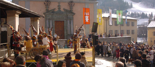 Il carnevale a Bormio in piazza Kuerc