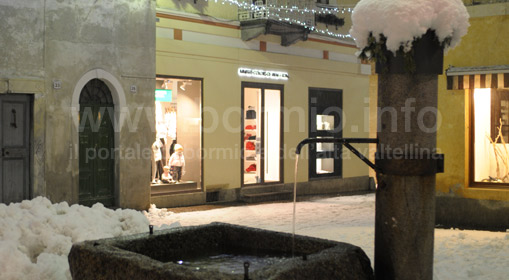 Fontana nel centro storico di Bormio innevato