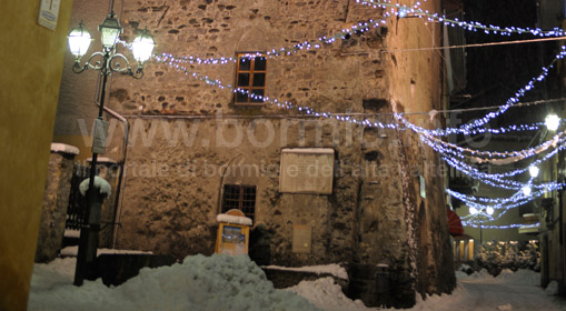 Torre nel centro di Bormio innevato