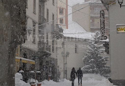 L'inizio di via Roma a Bormio sotto una fitta nevicata