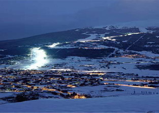 Immagine della pista Stelvio di Bormio illuminata di notte